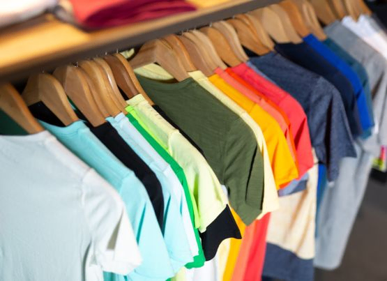 Varias camisetas de colores 