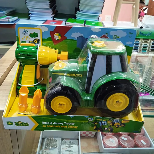 Tractor verde de juguete 